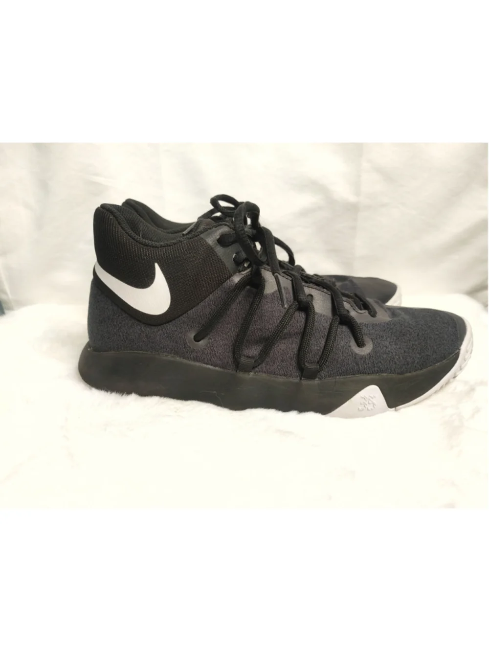 Boys Nike KD Trey 5 Basketball Sneakers Black White Size 5.5Y